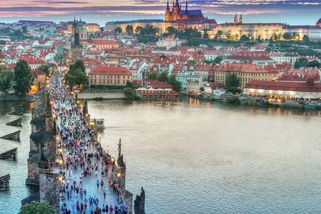 Boží plán není boží seriál. A v Bruntálu nežijí jen primitivové, co věří konspiračním teoriím - Médium.cz